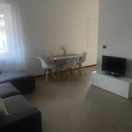 Casa Fiumara,aeroporto,park And Fly شقة *